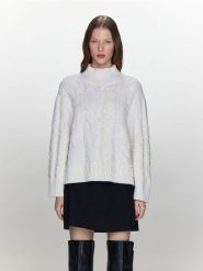 Sweter z cekinowymi aplikacjami - złamana biel. Swetry nierozpinane damskie Reserved, l, z aplikacjami, z dzianiny, bez kołnierzyka, bez ramiączek. W wyprzedaży za 119.99 zł.