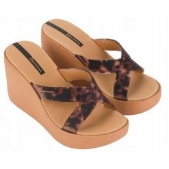 Klapki dla kobiet Ipanema HIGH FASHION SLIDE. Brązowe klapki damskie Ipanema, bez wzorów, bez obcasa, bez zapięcia. Za 169.00 zł.