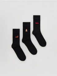 3 pack skarpet ze świątecznym motywem - czarny. Czarne skarpety męskie Reserved, bez wzorów. Za 39.99 zł.
