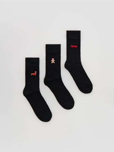 3 pack skarpet ze świątecznym motywem - czarny. Czarne skarpety męskie Reserved, bez wzorów. Za 39.99 zł.
