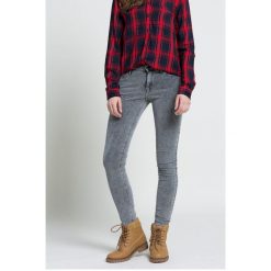 Wrangler - Spodnie Marbled Stone. Szare spodnie materiałowe damskie Wrangler, bez wzorów, z bawełny, casualowe. W wyprzedaży za 119.90 zł.