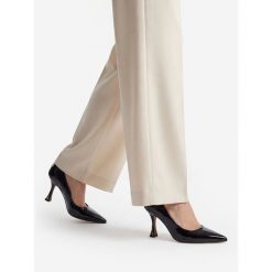 Czółenka Nine West. Czarne czółenka damskie Nine West, bez wzorów, bez obcasa, bez zapięcia. Za 249.99 zł.