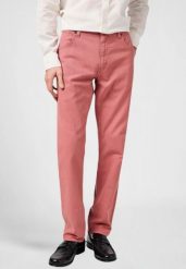 MESKIE SPODNIE WRANGLER GREENSBORO DESERT ROSE 112362445. Czerwone spodnie materiałowe męskie Wrangler, bez wzorów, z materiału. Za 219.99 zł.