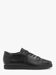 Czarne sneakersy ze skóry licowej. Czarne obuwie sportowe damskie Ryłko, bez wzorów, ze skóry, z okrągłym noskiem, bez zapięcia. Za 379.99 zł.