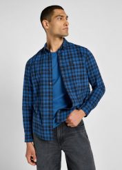 LEE MĘSKA KOSZULA LEE BUTTON DOWN BLUE 112355642 L880015617. Niebieskie koszule męskie Lee, l, bez wzorów, bez kołnierzyka, bez ramiączek. Za 179.99 zł.
