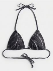 Trójkątna góra od bikini wiązana na szyi i plecach - czarny. Czarne stroje kąpielowe damskie Sinsay, l, bez wzorów. Za 12.99 zł.