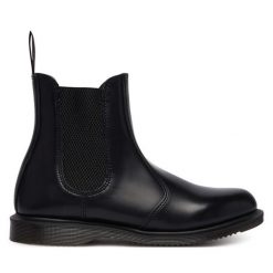 Sztyblety Dr. Martens. Czarne botki damskie Dr. Martens, bez wzorów, bez obcasa, na płaskiej podeszwie, bez zapięcia. Za 679.99 zł.