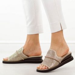 Złote skórzane klapki damskie na koturnie M.Daszyński 2267-14. Żółte klapki damskie M.Daszyński, na lato, bez wzorów, ze skóry, casualowe, bez obcasa, na koturnie, bez zapięcia. Za 199.00 zł.