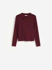 Sweter z ozdobnym detalem - bordowy. Czerwone swetry nierozpinane damskie Reserved, l, bez wzorów, z dzianiny, bez kołnierzyka, bez ramiączek. Za 119.99 zł.