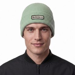 Czapka trekkingowa z dzianiny Siroko Sequoia Green. Zielone czapki damskie SIROKO, bez wzorów, z dzianiny. Za 126.00 zł.