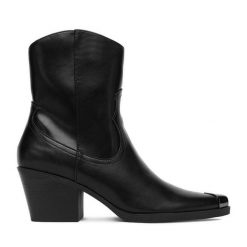 Kowbojki DeeZee. Czarne botki damskie DeeZee, bez wzorów, bez obcasa, na słupku, bez zapięcia. Za 199.99 zł.