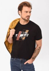 Czarny t-shirt z printem, Comfort Fit, T-SITE. Czarne t-shirty męskie Volcano, l, bez wzorów, z bawełny, bez kołnierzyka, bez ramiączek. Za 69.99 zł.