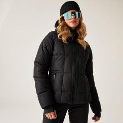 Kurtka narciarska damska z membraną Glamourize VI Dare 2b. Czarne kurtki sportowe damskie Dare 2B, na zimę, bez wzorów, z tkaniny, bez ramiączek, bez kaptura, narciarskie. W wyprzedaży za 899.99 zł.