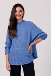 Luźny sweter damski z szerokimi rękawami niebieski. Niebieskie swetry nierozpinane damskie BE Knit, uniwersalny, bez wzorów, z jeansu, biznesowe, bez kołnierzyka, bez ramiączek. Za 249.00 zł.