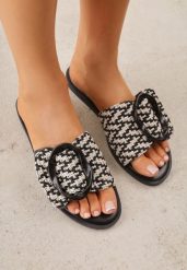 Czarne Klapki Ozdobione Plecionką Wstawką i Klamrą Isirreia. Czarne klapki damskie Born2be, na lato, bez wzorów, z jeansu, biznesowe, bez obcasa, na płaskiej podeszwie, bez zapięcia. Za 69.99 zł.