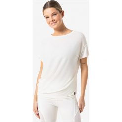 Koszulka z krótkim rękawkiem damska SUPER.NATURAL Loose Air Tee. Białe koszulki sportowe damskie super.natural, bez wzorów, bez ramiączek. Za 250.76 zł.