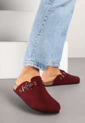 Bordowe Klapki Mule w Stylu Chodaków z Klamrą Lanaris. Czerwone klapki damskie Born2be, bez wzorów, bez obcasa, na płaskiej podeszwie, bez zapięcia. W wyprzedaży za 82.49 zł.