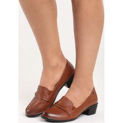 Brązowe Półbuty Take Me Home. Brązowe półbuty damskie Born2be, z aplikacjami, bez obcasa, na słupku, bez zapięcia. Za 39.99 zł.