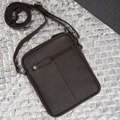 Paolo Peruzzi Saszetka męska skórzana na ramię z tłoczeniem typu carbon brązowa AL-19-BR. Brązowe saszetki i nerki męskie Paolo Peruzzi, na ramię. Za 239.19 zł.