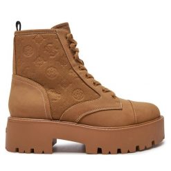 Botki Guess. Białe botki damskie Guess, z aplikacjami, bez obcasa, na płaskiej podeszwie, bez zapięcia. Za 669.99 zł.