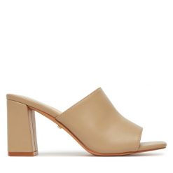 Klapki DeeZee. Brązowe klapki damskie DeeZee, bez wzorów, bez obcasa, bez zapięcia. Za 139.99 zł.