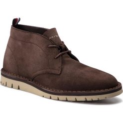 Trzewiki TOMMY HILFIGER - Suede Desert Boot FM0FM02198 Coffee Bean 212. Brązowe botki męskie Tommy Hilfiger, bez wzorów, z materiału, bez obcasa, bez zapięcia. W wyprzedaży za 319.00 zł.