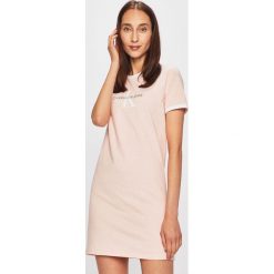 Calvin Klein Jeans - Sukienka. Czerwone sukienki damskie Calvin Klein Jeans, na co dzień, l, bez wzorów, z bawełny, casualowe, bez kołnierzyka, bez ramiączek, mini, proste. W wyprzedaży za 199.90 zł.
