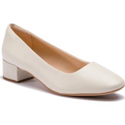 Półbuty CLARKS - Orabella Alice 261407804 White Leather. Brązowe półbuty damskie Clarks, bez wzorów, z materiału, bez obcasa, na obcasie, bez zapięcia. W wyprzedaży za 229.00 zł.