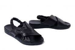 PIAZZA 910222-01 schwarz, sandały damskie. Czarne sandały damskie Piazza, bez wzorów, ze skóry, bez obcasa, bez zapięcia. Za 299.90 zł.