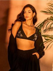 Żakiet kimono z domieszką wiskozy - czarny. Czarne marynarki i żakiety damskie Sinsay, bez wzorów, z wiskozy, bez kołnierzyka, bez ramiączek. Za 69.99 zł.