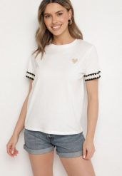 Biały T-shirt z Bawełny Ozdobiony Sercem Firiane. Białe t-shirty damskie Born2be, l, z aplikacjami, z bawełny, klasyczne, bez kołnierzyka, bez ramiączek. Za 49.99 zł.