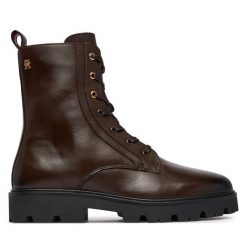 Trzewiki Tommy Hilfiger. Brązowe botki damskie Tommy Hilfiger, bez wzorów, bez obcasa, na płaskiej podeszwie, bez zapięcia. Za 849.99 zł.