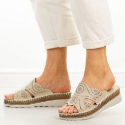 Beżowe skórzane klapki damskie na koturnie S.Barski 5915. Brązowe klapki damskie S.BARSKI, na lato, bez wzorów, z jeansu, casualowe, bez obcasa, na koturnie, bez zapięcia. Za 239.00 zł.