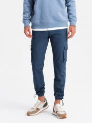 Spodnie męskie cargo STRAIGHT LEG z trójkątnym pinem na kieszeni – ciemnoniebieskie V4 OM-PACG-0196 - XXL. Niebieskie spodnie materiałowe męskie Ombre Clothing, bez wzorów, z bawełny. Za 137.99 zł.