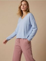 Luźny sweter z wiskozą - niebieski. Niebieskie swetry nierozpinane damskie Sinsay, l, bez wzorów, z wiskozy, bez kołnierzyka, bez ramiączek. Za 39.99 zł.