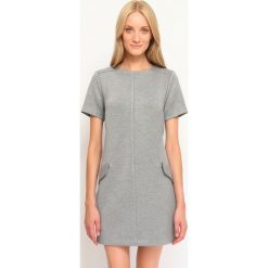 SUKIENKA DAMSKA GŁADKA. Szare sukienki damskie TOP SECRET, na co dzień, na jesień, bez wzorów, z dzianiny, eleganckie, bez kołnierzyka, bez ramiączek, mini. W wyprzedaży za 59.99 zł.