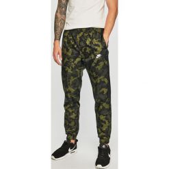 Nike Sportswear - Spodnie. Zielone spodnie materiałowe męskie Nike Sportswear, bez wzorów, z poliesteru. Za 199.90 zł.