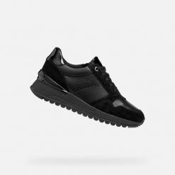 Buty GEOX D DESYA Czarny. Czarne obuwie sportowe damskie Geox, bez wzorów, ze skóry, bez zapięcia. Za 595.50 zł.