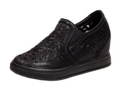Czarne półbuty damskie sneakersy Jezzi Asa82-8. Czarne półbuty damskie Jezzi, w ażurowe wzory, z zamszu, bez obcasa, na koturnie, bez zapięcia. Za 189.00 zł.