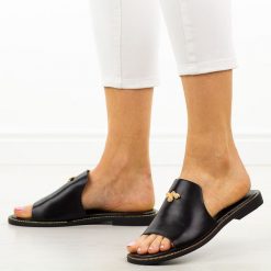 Czarne płaskie klapki damskie Filippo Dk6975/25. Czarne klapki damskie Filippo, na lato, z aplikacjami, ze skóry, eleganckie, bez obcasa, na płaskiej podeszwie, bez zapięcia. Za 139.00 zł.