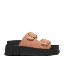 Klapki DeeZee. Czerwone klapki damskie DeeZee, bez wzorów, bez obcasa, bez zapięcia. Za 149.99 zł.