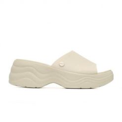 Klapki damskie Crocs Skyline Slide. Brązowe klapki damskie Crocs, na lato, bez wzorów, z materiału, bez obcasa, bez zapięcia. Za 197.99 zł.