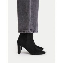 Botki JENNY. Czarne botki damskie Jenny, bez wzorów, bez obcasa, na słupku, bez zapięcia. Za 179.99 zł.
