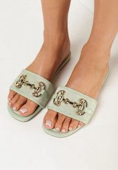 Zielone Płaskie Klapki z Ozdobną Klamerką na Szerokim Pasku Mosani. Zielone klapki damskie Born2be, z aplikacjami, eleganckie, bez obcasa, na płaskiej podeszwie, bez zapięcia. Za 69.99 zł.