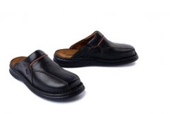 JOSEF SEIBEL 10999 26 611 Klaus schwarz/cognac, klapki męskie. Czarne klapki męskie Josef Seibel, bez wzorów, ze skóry, bez zapięcia. Za 299.90 zł.