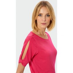 Gładki top z rozcięciem. Topy damskie Greenpoint, bez wzorów, z elastanu, bez kołnierzyka, bez ramiączek. Za 34.99 zł.