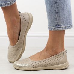 Beżowe lekkie skórzane baleriny damskie Jezzi 3621. Brązowe balerinki damskie Jezzi, na lato, w ażurowe wzory, z jeansu, biznesowe, bez obcasa, na obcasie, bez zapięcia. Za 179.00 zł.