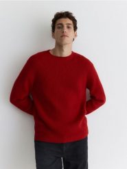 Sweter z wełną - czerwony. Czerwone swetry męskie Reserved, l, bez wzorów, z dzianiny, bez kołnierzyka, bez ramiączek. W wyprzedaży za 159.99 zł.