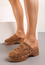 Brązowe Klapki w Stylu Chodaków na Platformie z Nitami i Plecionką Giadina. Brązowe klapki damskie Born2be, na lato, z aplikacjami, eleganckie, bez obcasa, na obcasie, bez zapięcia. W wyprzedaży za 97.49 zł.