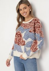 Jasnobeżowy Sweter o Pudełkowym Kroju w Abstrakcyjny Wzór Przeszyty Metaliczną Nicią Savrielle. Brązowe swetry nierozpinane damskie Born2be, bez wzorów, eleganckie, bez kołnierzyka, bez ramiączek. Za 169.99 zł.